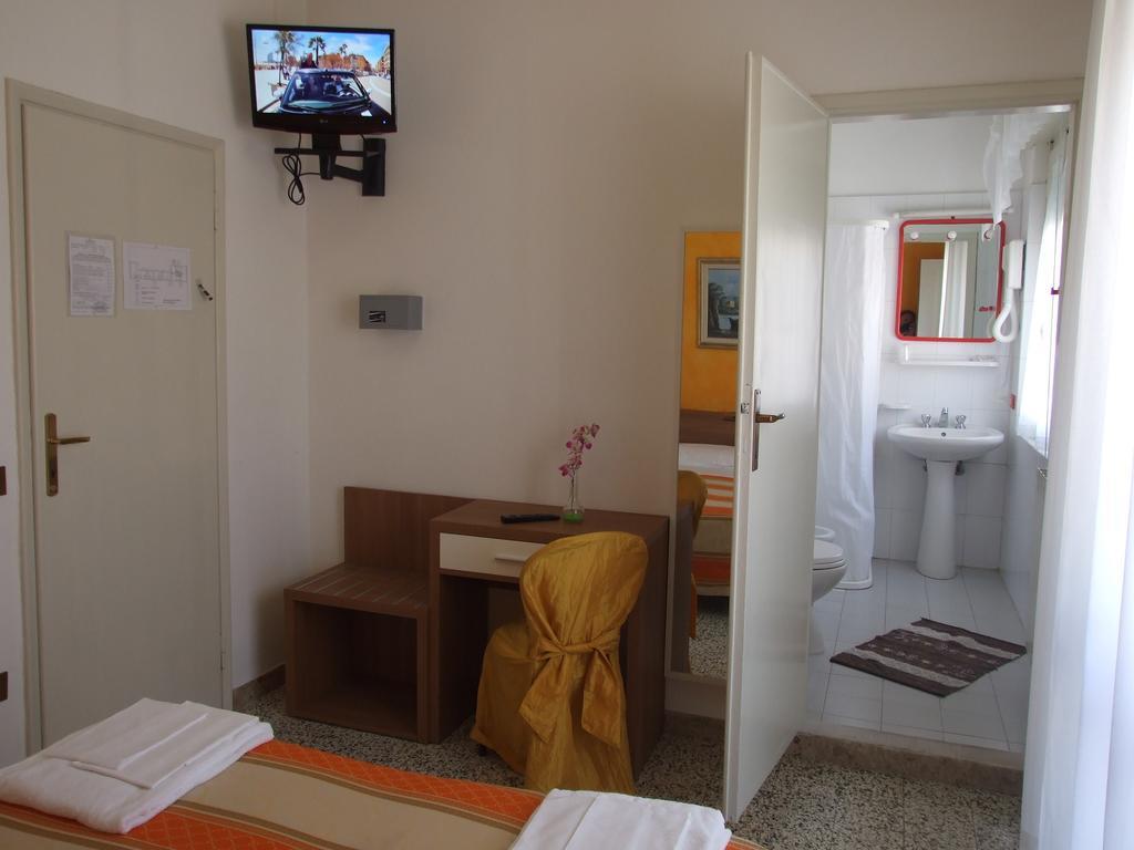 Hotel Derna Viareggio Zimmer foto